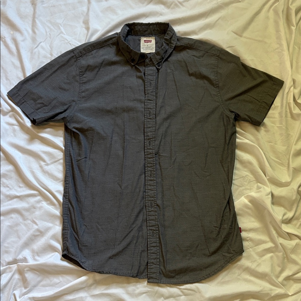 ✨New Listing✨ Men's Gray Short Sleeve Shirt